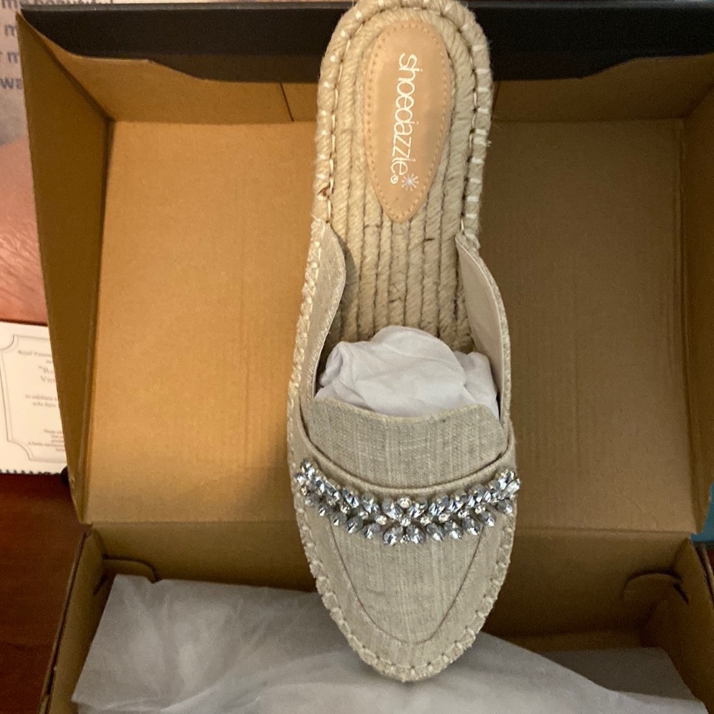 Brand new linen beautiful slides!!! Size 12 womens but fit for a womens 11.